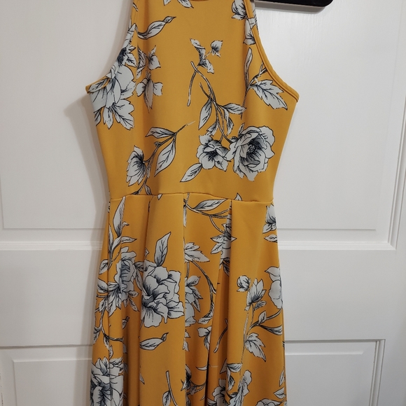 Yellow Floral Sun Dress 🌼 - Picture 4 of 6